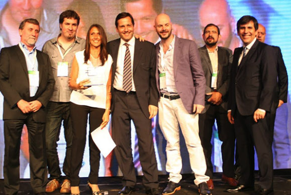 Parte del equipo recibiendo el Premio Sadosky 2015