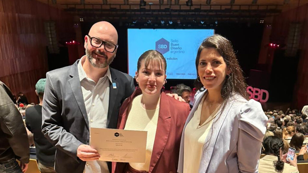 Mariela Nahra, Gerente de Innovación de Camuzzi junto a Max Bidart y Valentina Hernández de QKStudio